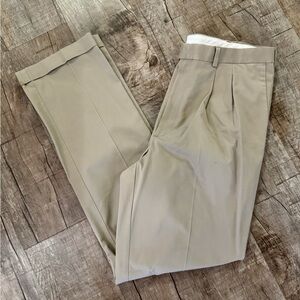 Men’s Roundtree & Yorke‎ Khaki Dress Pants 38x36 Pleated Cuffed